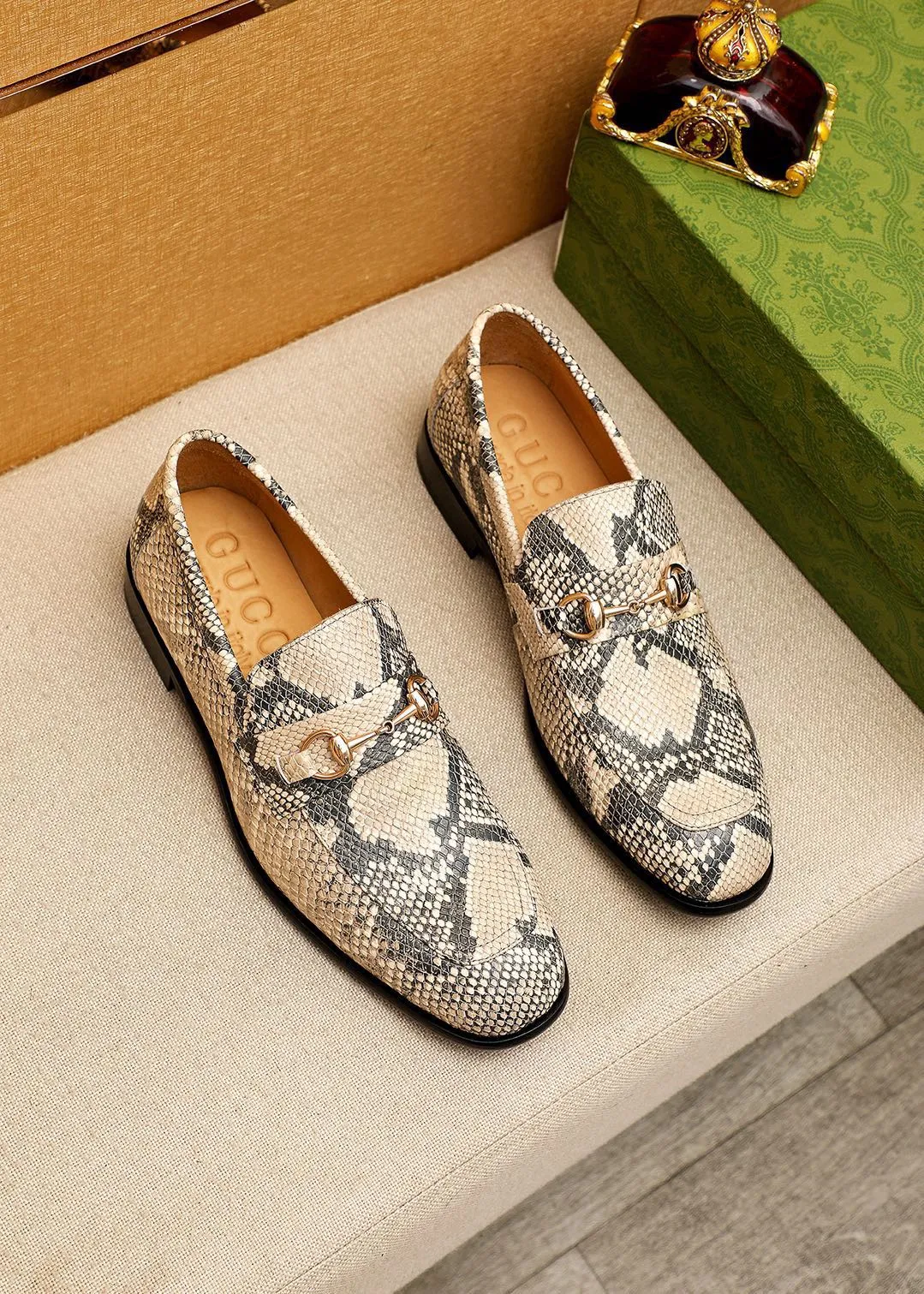Men's shoes 💰460 💐 Product trademark: GUCCI "Gucci" casual leather shoes Regular size: 38-44 (45.46.47🉑️customized) Product materials: Selected imported first-layer calfskin upper + classic hardware buckle, imported cowhide leather lining. Strong three-dimensional visual effect, combined outsole Color: 1⃣️color optional